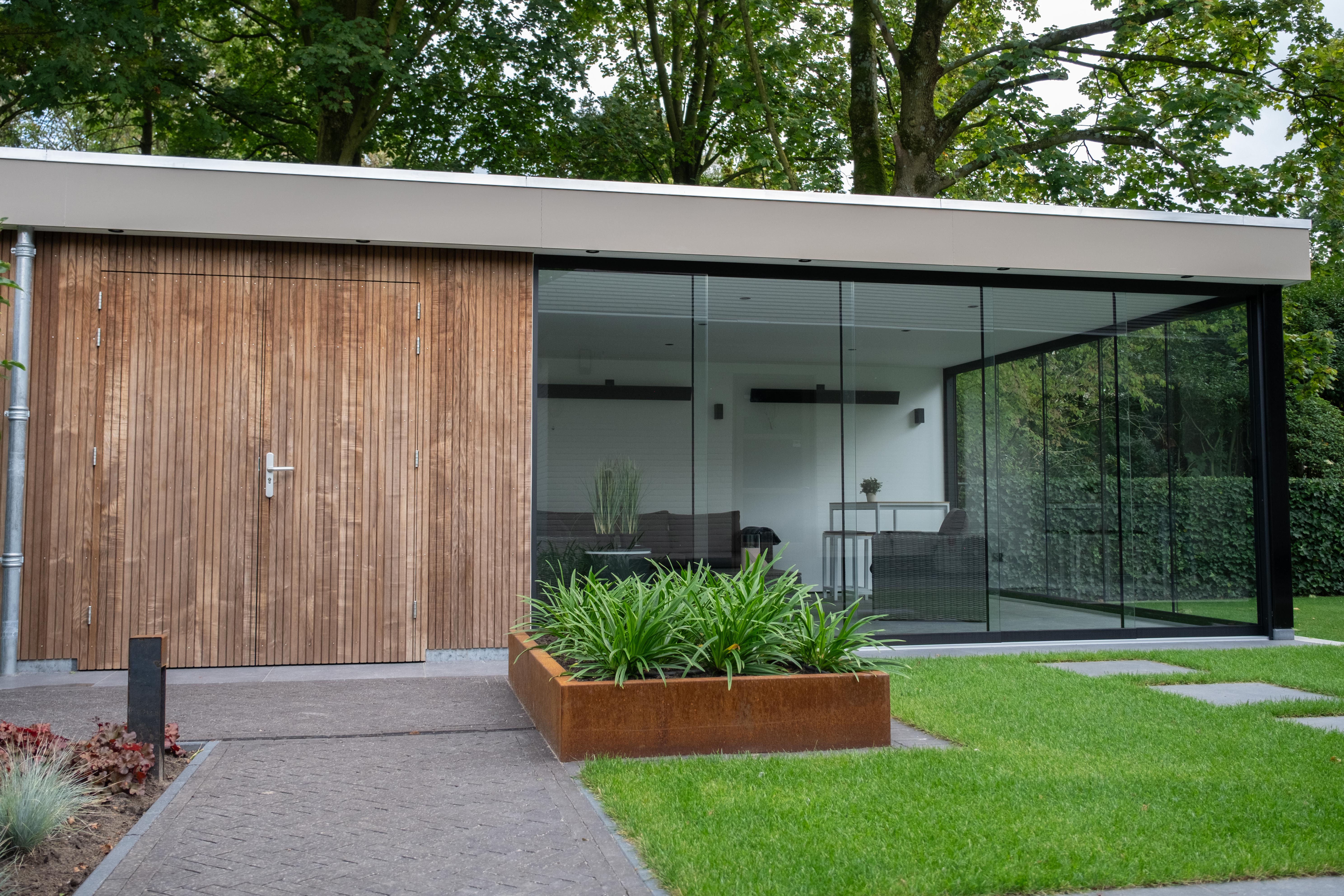 Achtertuin met roestbakken